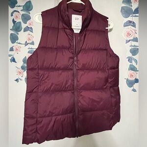 GAP Women's Puffer Vest - Burgundy